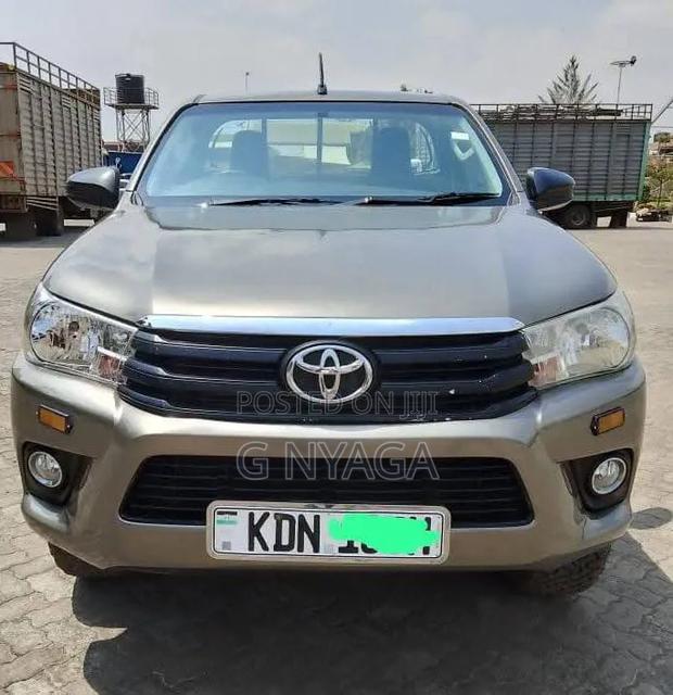 Toyota Hilux 2023 Gray