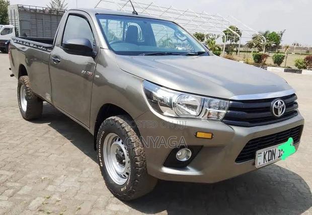 Toyota Hilux 2023 Gray