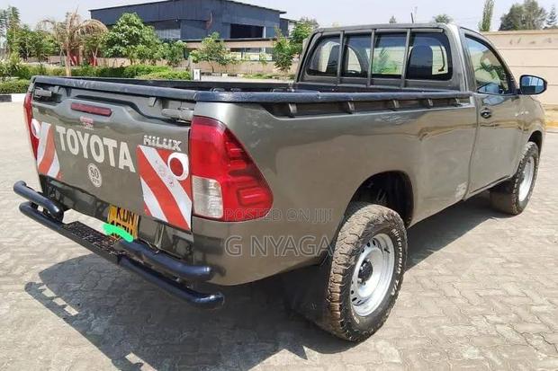 Toyota Hilux 2023 Gray