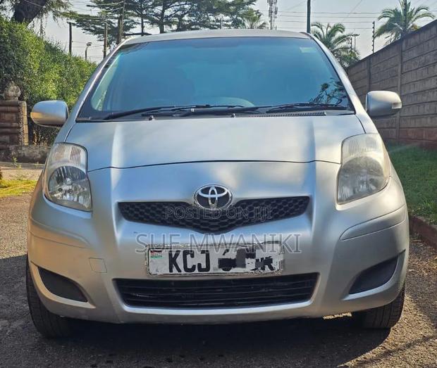 Toyota Vitz 2011 Silver
