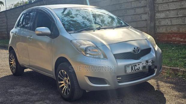 Toyota Vitz 2011 Silver