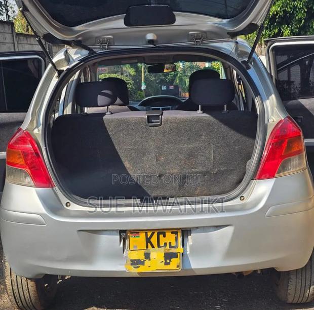 Toyota Vitz 2011 Silver