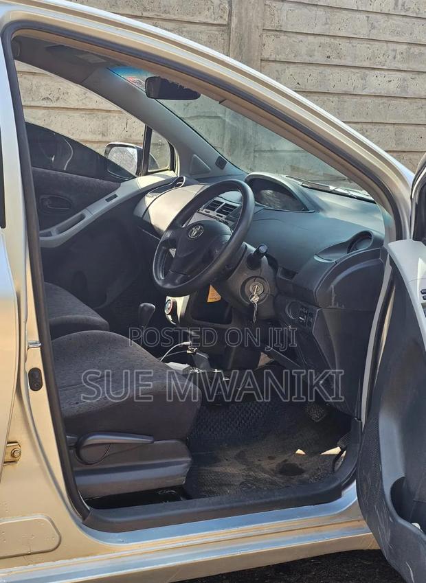 Toyota Vitz 2011 Silver