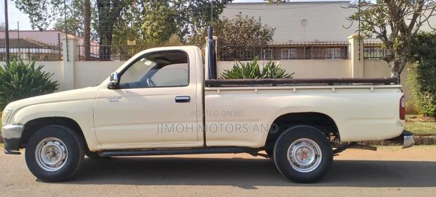Toyota Hilux 2000 White