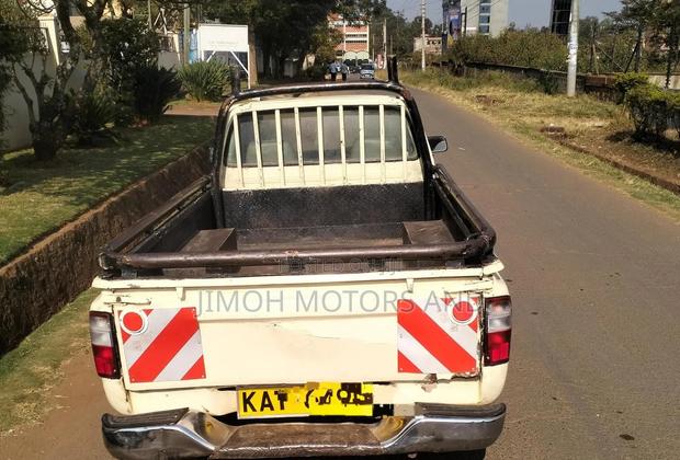 Toyota Hilux 2000 White