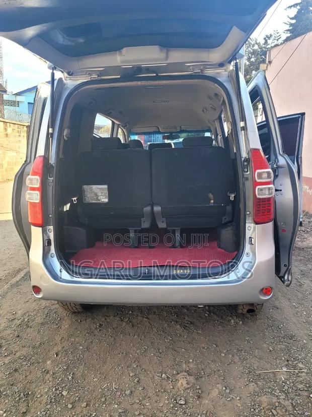 Toyota Noah 2010 Silver