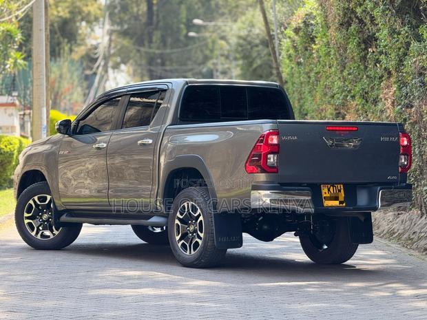 Toyota Hilux 2025 Gray