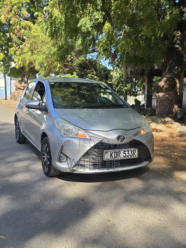 Toyota Vitz 2018 Silver