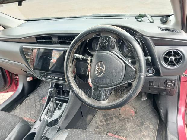 Toyota Auris 2016 Red