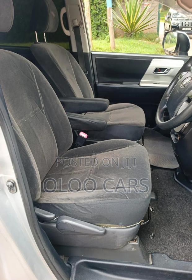Toyota Noah 2012 Silver