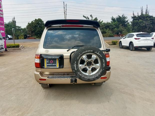 Toyota Land Cruiser 2000 Gold