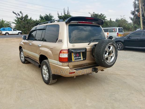 Toyota Land Cruiser 2000 Gold