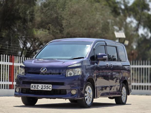Toyota Voxy 2007 Purple