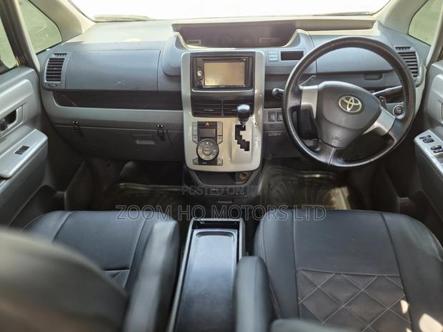 Toyota Voxy 2007 Purple