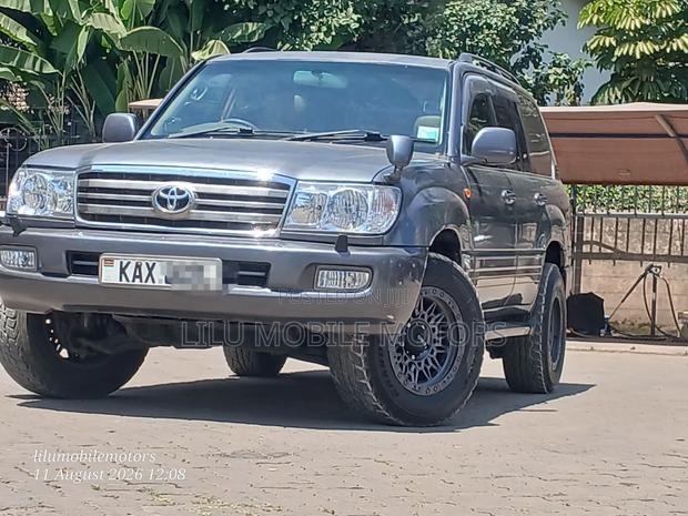Toyota Land Cruiser 2006 Gray
