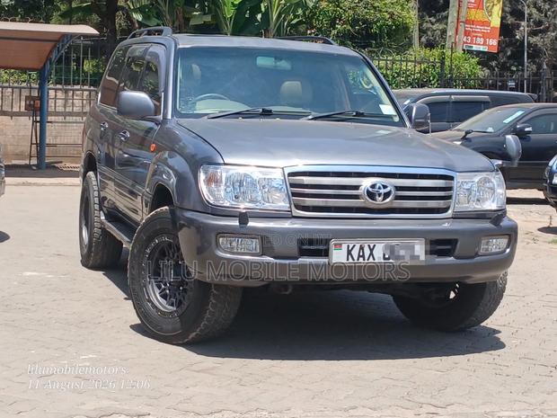 Toyota Land Cruiser 2006 Gray