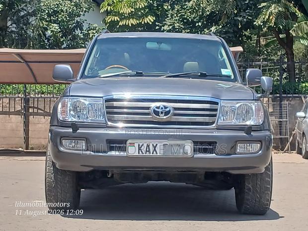 Toyota Land Cruiser 2006 Gray