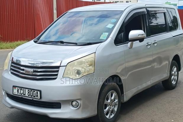 Toyota Noah 2012 Gray