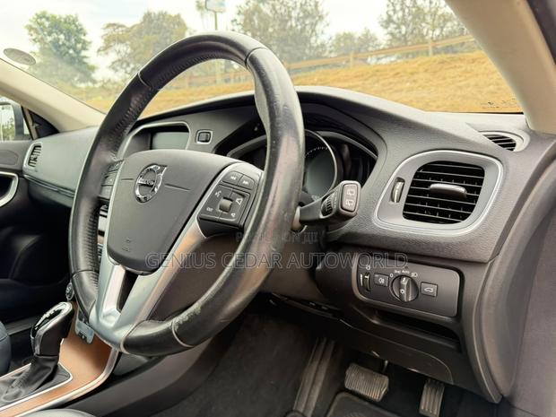 Volvo V40 2019 White