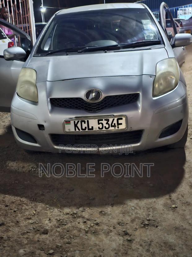 Toyota Vitz 2009 Silver
