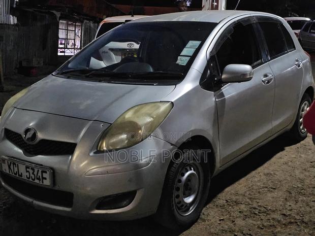 Toyota Vitz 2009 Silver