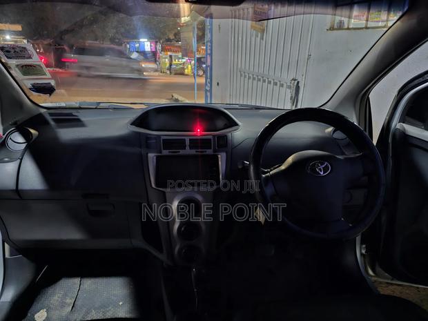 Toyota Vitz 2009 Silver