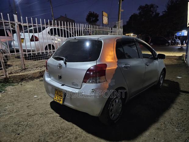 Toyota Vitz 2009 Silver