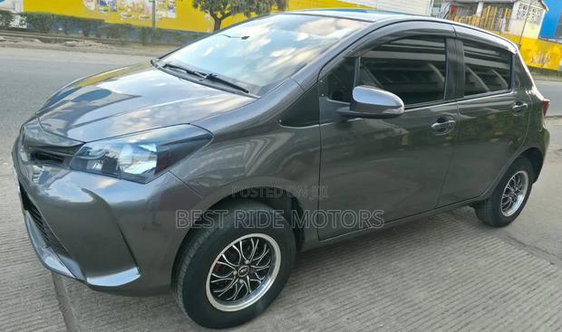 Toyota Vitz 1.3 FWD 5dr 2015 Gray