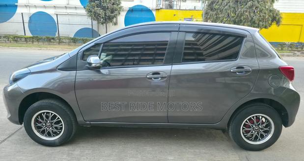 Toyota Vitz 1.3 FWD 5dr 2015 Gray
