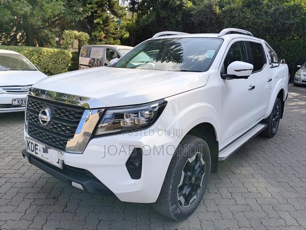 Nissan Navara 2021 White