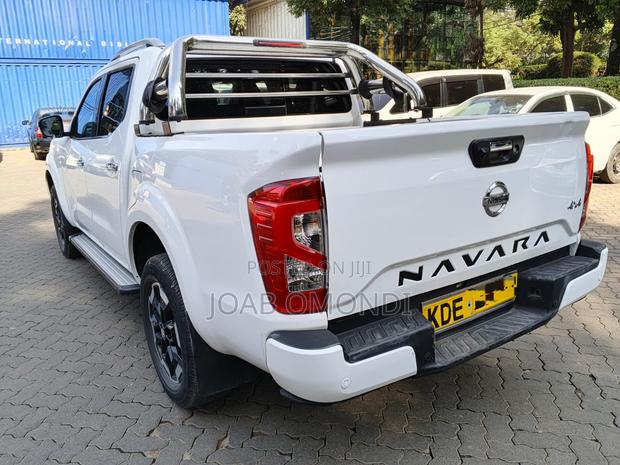 Nissan Navara 2021 White