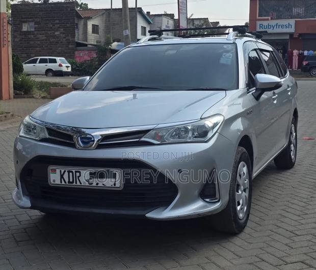Toyota Corolla Fielder 2018 Silver