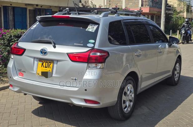 Toyota Corolla Fielder 2018 Silver