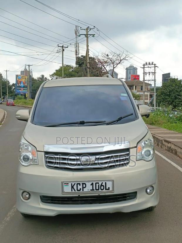 Toyota Noah 2011 Silver