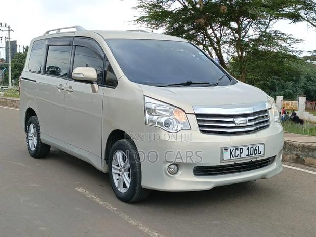 Toyota Noah 2011 Silver