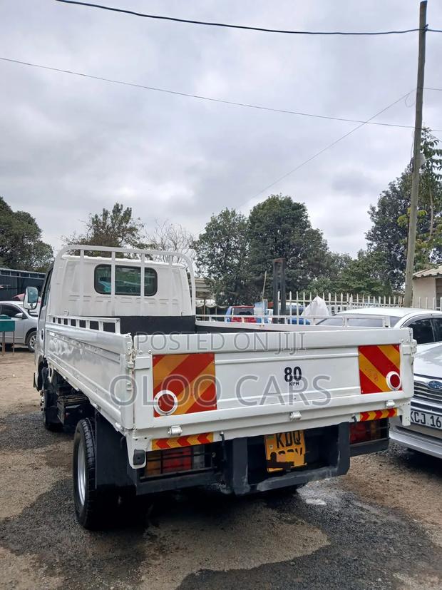 Isuzu ELF Truck 2016 White