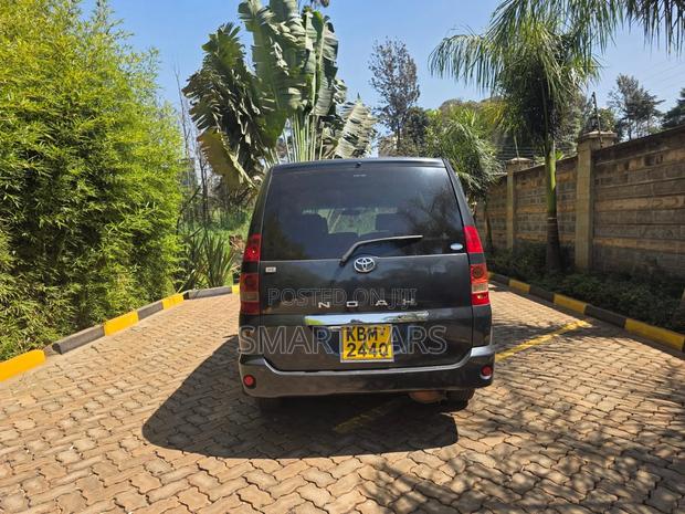Toyota Noah 2005 Gray