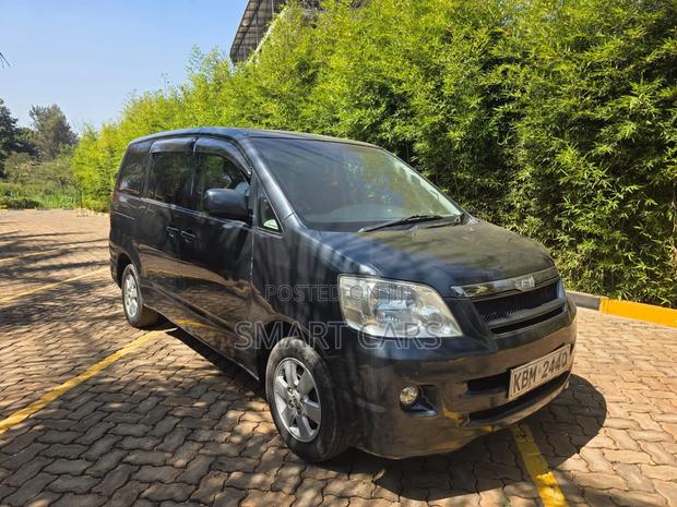 Toyota Noah 2005 Gray