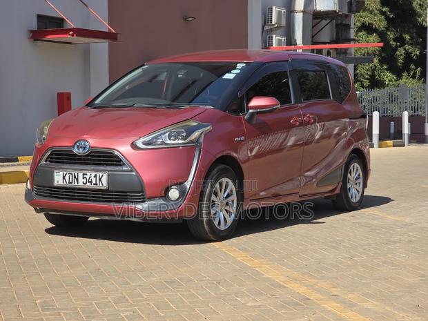 Toyota Sienta 2017 Red