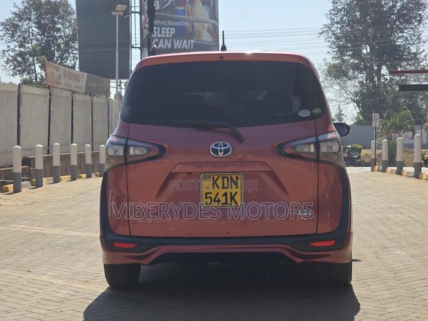 Toyota Sienta 2017 Red