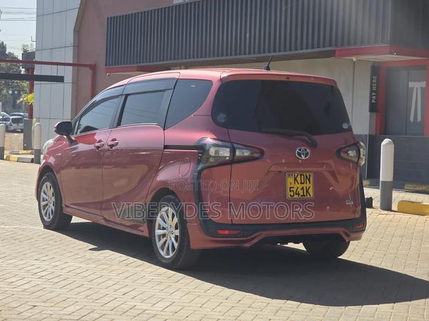 Toyota Sienta 2017 Red