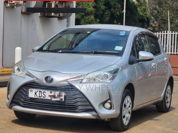 Toyota Vitz 2017 Silver
