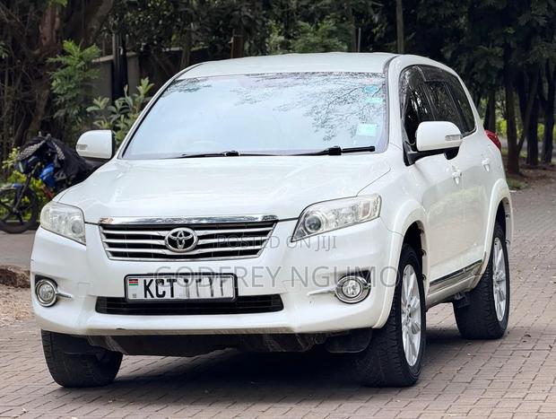 Toyota Vanguard 2012 White