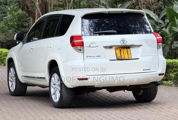 Toyota Vanguard 2012 White