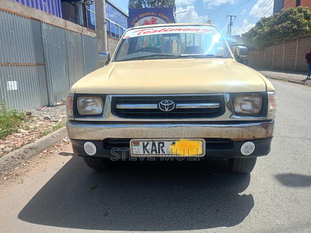 Toyota Hilux 2002 Yellow