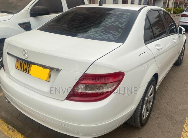 Mercedes-Benz C200 2011 Pearl