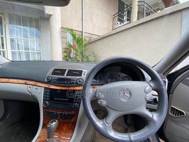 Mercedes-Benz E200 2009 Blue