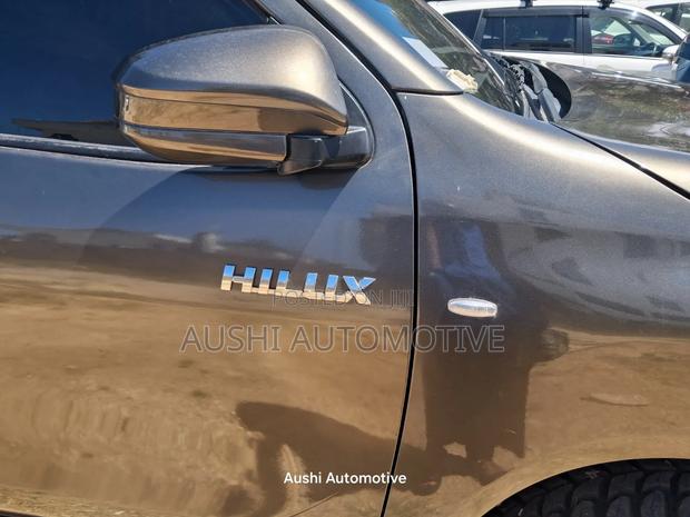Toyota Hilux 2018 Brown