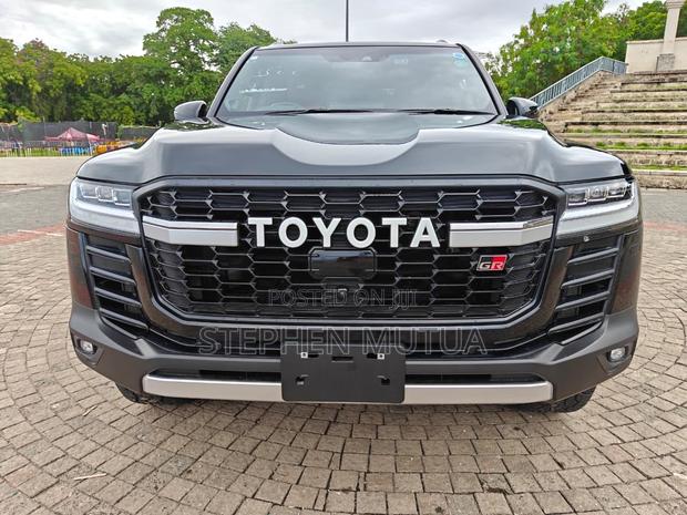 Toyota Land Cruiser LC300 2024