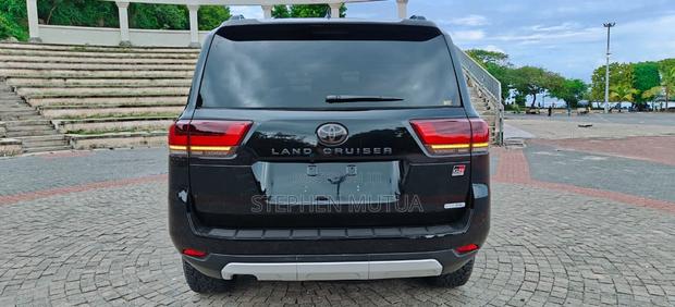 Toyota Land Cruiser LC300 2024